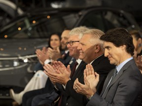 Le premier ministre Justin Trudeau et le premier ministre de l'Ontario Doug Ford lors d'une annonce concernant une usine de batteries de véhicules électriques Volkswagen au Elgin County Railway Museum à St. Thomas, en Ontario, le vendredi 21 avril 2023.