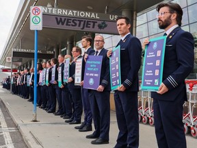 Les pilotes de WestJet ont tenu un piquet d'information à l'aéroport international de Calgary le lundi 8 mai 2023.