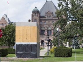 La statue de Sir John A. MacDonald à Queen's Park est enveloppée et entourée de planches.  2 septembre 2020. Craig Robertson/Toronto Sun/Postmedia Network