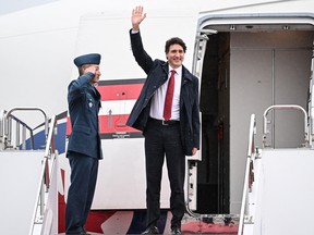 Le premier ministre Justin Trudeau (à droite) arrive à l'aéroport d'Hiroshima à Mihara, dans la préfecture d'Hiroshima, le 18 mai 2023, pour assister au Sommet des dirigeants du G7.