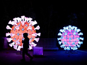 Une maquette COVID-19 illuminée à Paris.