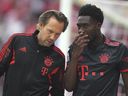 Alphonso Davies du Bayern quitte le terrain après une blessure lors du match de football de la Bundesliga allemande entre 1. FSV Mainz 05 et le FC Bayern Munich à la Mewa Arena de Mayence, en Allemagne, le samedi 22 avril 2023. Davies a été élu dans l'équipe de Bundesliga de la saison.