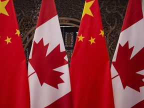 Drapeaux canadiens et chinois vus avant une rencontre entre le premier ministre canadien Justin Trudeau et le président chinois Xi Jinping à la Diaoyutai State Guesthouse à Pékin en 2017.