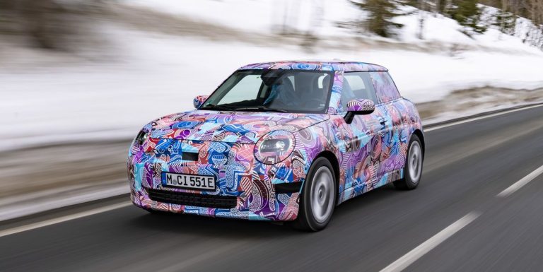 La Mini Cooper EV 2025 est réinventée et redynamisée