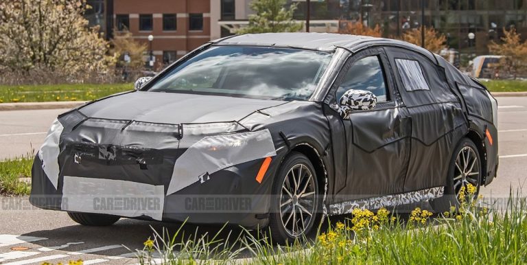 La Toyota Camry 2025 espionnée promet un nouveau look et un intérieur amélioré