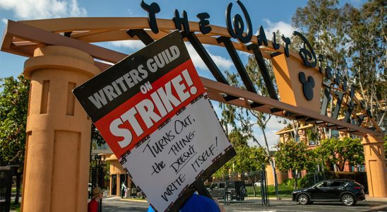 La WGA soutient que la grève coûtera plus cher aux studios que le règlement