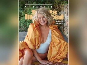 Martha Stewart est photographiée sur la couverture de Sports Illustrated Swimsuit Issue.