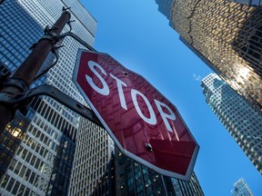 Tours de banque et un panneau d'arrêt dans le quartier financier de Toronto.