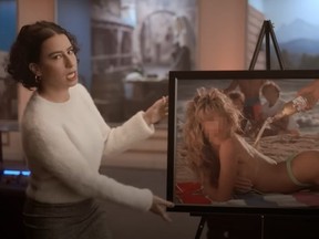 Ilana Glazer tient une photo encadrée d'une femme en bikini dans une récente publicité Miller Lite.