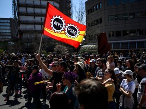 Des membres de l'Alliance de la Fonction publique du Canada (AFPC) assistent à un spectacle alors qu'ils manifestent devant la Place du Portage à Gatineau, au Québec, vendredi.