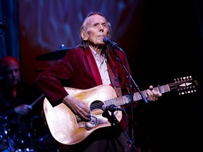 Gordon Lightfoot se produit lors du premier concert au Massey Hall récemment rouvert à Toronto, le jeudi 25 novembre 2021.