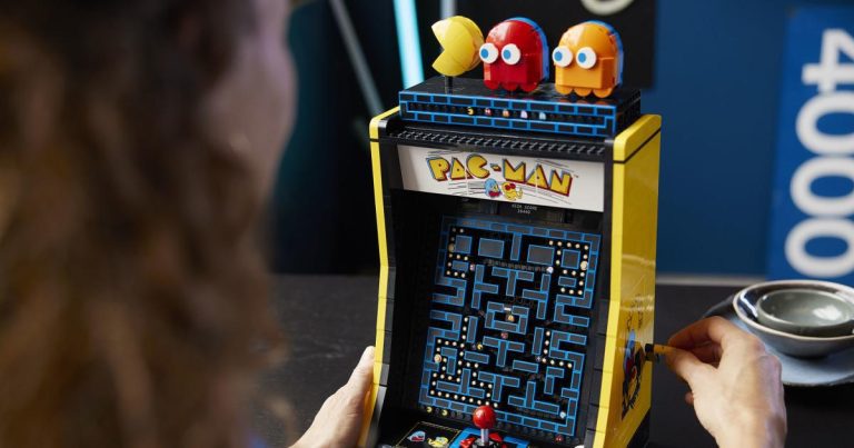 La nouvelle arcade Pac-Man de 2 650 pièces de Lego comprend une manivelle mécanique