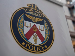 Un logo au quartier général des services de police de Toronto, à Toronto, le vendredi 9 août 2019.