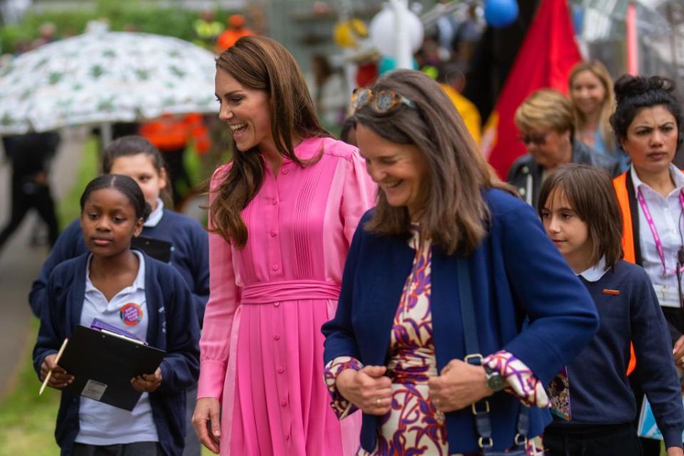 londres, angleterre 22 mai catherine, robe rose princesse de galles, parle avec des enfants alors qu'elle visite le salon des fleurs de chelsea le 22 mai 2023 à londres en mai par la société royale d'horticulture sur le terrain de l'hôpital royal de chelsea photo de carl courtgetty images