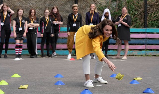 La princesse de Galles perd le match contre Dame Kelly Holmes alors qu’elle encourage les jeunes filles à Bath