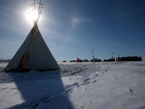 Un tipi est montré alors que Christopher Traverse, chef de la Première Nation du lac St. Martin s'adresse aux médias au site d'enfouissement Brady de Winnipeg, juste à l'extérieur de la ville, le jeudi 6 avril 2023.