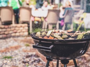 Barbecue au charbon de bois rond simple gros plan.