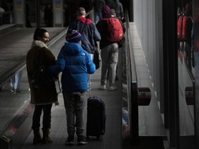 Des passagers traversent l'aéroport Pearson de Mississauga, en Ontario, le 14 mars 2023. Un nouveau sondage classe les deux plus grandes compagnies aériennes du Canada sous la moyenne de la satisfaction de la clientèle parmi les principaux transporteurs nord-américains.