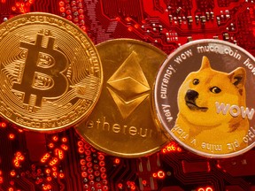 Représentations des crypto-monnaies Bitcoin, Ethereum et DogeCoin