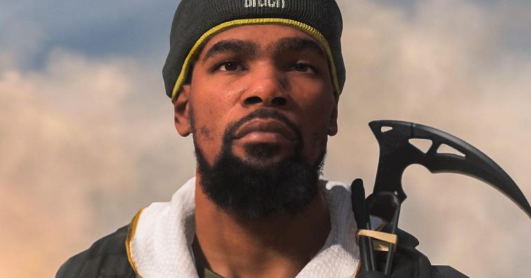 La star de la NBA Kevin Durant est dans Call of Duty - attendez une seconde, n'est-il pas 6 pieds 10 pouces ?
