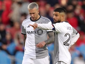 Le Toronto FC cherche à mettre fin aux querelles internes et à terminer une semaine tumultueuse sur une note gagnante alors que DC United arrive en ville samedi.  Lorenzo Insigne (à droite) et Federico Bernardeschi du Toronto FC discutent d'un coup franc lors de l'action de la MLS contre les Red Bulls de New York à Toronto le mercredi 17 mai 2023. LA PRESSE CANADIENNE/Chris Young