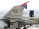 L'Airbus A321 d'Asiana Airlines, dont un passager a ouvert une porte sur un vol peu avant l'atterrissage de l'avion, est photographié dans un aéroport de Daegu, en Corée du Sud, le 26 mai 2023.