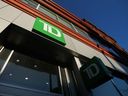 Une succursale de la Banque Toronto-Dominion à Toronto.  L'accord proposé par TD pour First Horizon, basé aux États-Unis, s'est effondré en raison d'obstacles réglementaires, selon des rapports.