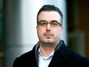 Bryan Morton quitte les tribunaux de Calgary alors que le procès pour corruption de trois policiers de la ville de Calgary commence le lundi 5 février 2018.