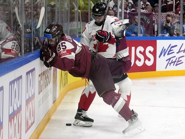 Le Canada déroute la Lettonie pour ouvrir les championnats du monde de hockey, les États-Unis surprennent la Finlande