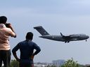 Un C-17 Globemaster de l'armée de l'air indienne est photographié jeudi transportant des évacués du Soudan.  L'Inde est l'un d'au moins une douzaine de pays qui ont commencé à évacuer leurs ressortissants du pays africain alors que le Canada disait encore à ses citoyens de s'abriter sur place.