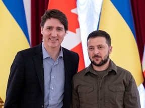 Le premier ministre Justin Trudeau et le président ukrainien Volodymyr Zelenskyy posent devant une réunion à Kiev, en Ukraine, le 8 mai 2022.