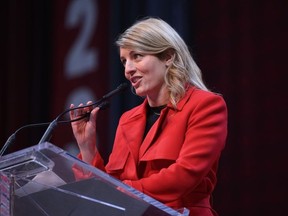 La ministre des Affaires étrangères Mélanie Joly prononce une allocution à la Convention nationale libérale de 2023 à Ottawa, le jeudi 4 mai 2023. Le gouvernement Trudeau expulse le diplomate chinois Zhao Wei, qui, selon l'agence d'espionnage du Canada, était impliqué dans un complot visant à intimider le député conservateur Michael Chong et ses proches à Hong Kong.