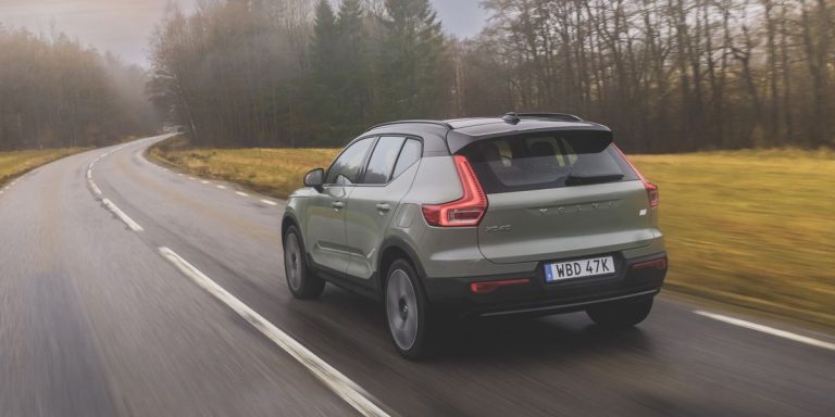 Le Volvo XC40 Recharge AWD 2024 va plus loin, rapidement