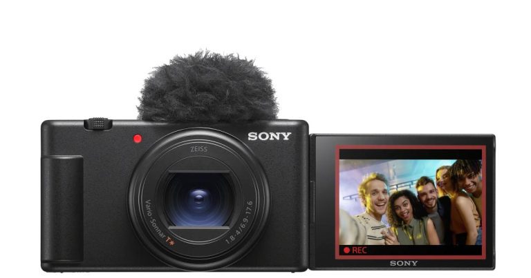 Le ZV-1 II de Sony a un objectif large pour que vous puissiez ajuster tout votre visage pendant le vlogging