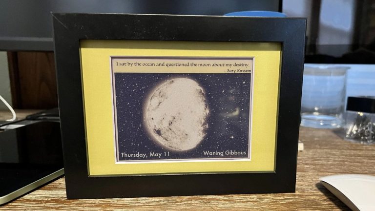 Le calendrier lunaire de Raspberry Pi montre le cycle lunaire avec l’affichage e-Ink