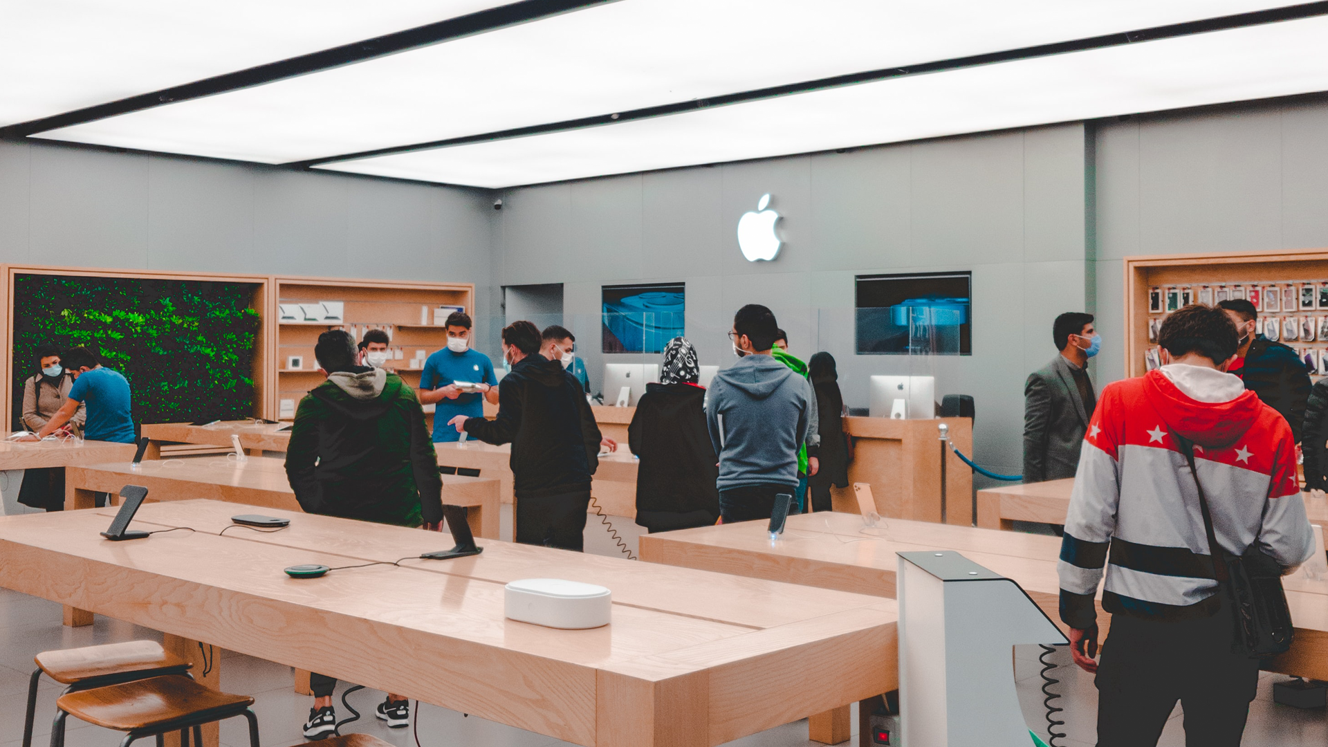 Apple store avec des gens dans