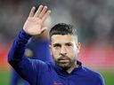 Jordi Alba du FC Barcelone fait la vague avant un match.