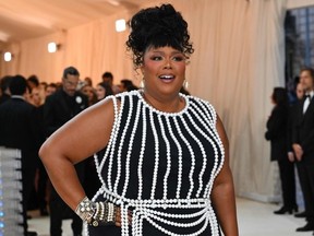 La chanteuse américaine Lizzo arrive pour le Met Gala 2023 au Metropolitan Museum of Art le 1er mai 2023 à New York.  – Le Gala amasse des fonds pour le Costume Institute du Metropolitan Museum of Art.  Le thème du gala 2023 est « Karl Lagerfeld : une ligne de beauté ».  (ANGELA WEISS / AFP)