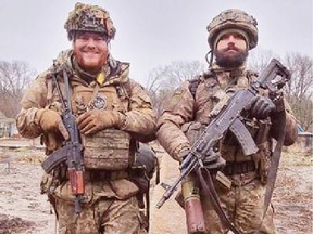 Les volontaires canadiens Cole Zelenco de St. Catharines, Ont.  (R) et Kyle Porter, originaire de Calgary, ont été tués par une frappe d'artillerie russe à Bakhmut, en Ukraine, le 26 avril. Le corps de Porter a été récupéré par des camarades mardi.  Photo modifiée par la Légion internationale d'Ukraine