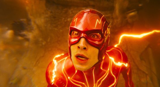 Le directeur de Flash dit qu'Ezra Miller ne devrait pas être remplacé s'il y a une suite