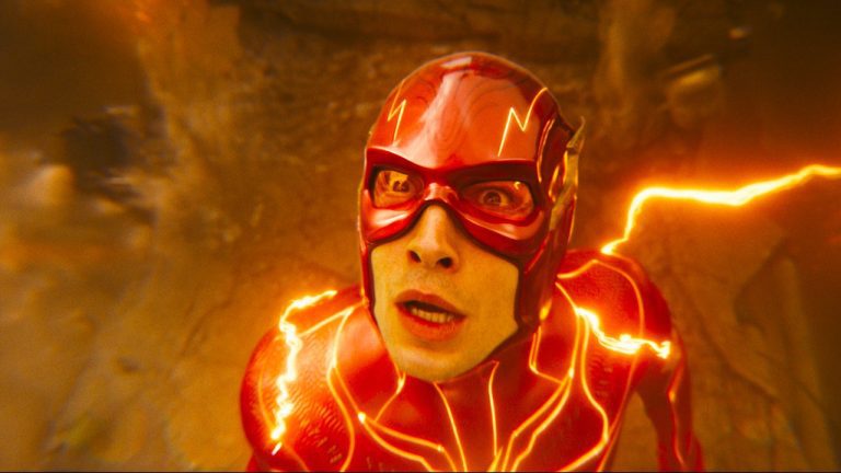 Le directeur de Flash dit qu'Ezra Miller ne devrait pas être remplacé s'il y a une suite
