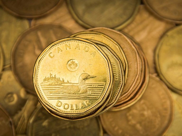 Le dollar canadien affiche la plus forte baisse en 2 mois alors que le pétrole chute