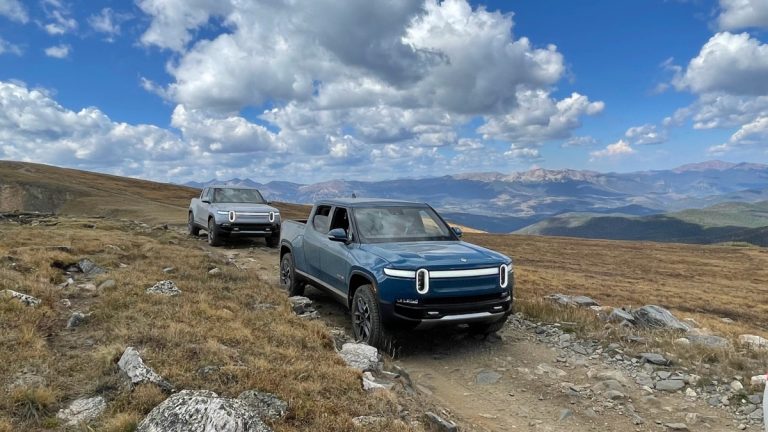 Le fabricant de véhicules électriques Rivian réduit ses pertes au premier trimestre et bat ses revenus