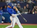 Le joueur de troisième but des Blue Jays, Matt Chapman, frappe un coup de circuit contre les Tigers de Detroit lors de la quatrième manche au Rogers Centre.  La science nous dit qu'une balle frappée par temps chaud va plus loin.