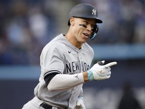 Aaron Judge des Yankees de New York a réussi un coup de circuit lors de la première manche de leur match de la MLB contre les Blue Jays de Toronto au Rogers Centre le 15 mai 2023 à Toronto.