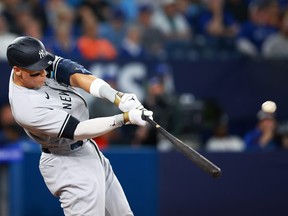 Le cogneur des Yankees de New York Aaron Judge lance un coup de circuit en huitième manche contre les Blue Jays de Toronto au Rogers Centre le mardi 16 mai 2023.