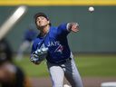 Le lanceur des Blue Jays Ricky Tiedemann lance la cinquième manche d'un match d'entraînement printanier contre les Pirates de Pittsburgh à Bradenton, en Floride, le mardi 7 mars 2023. 