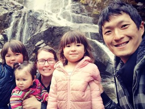 Davis et Riina Lim avec leurs trois filles.  Le couple est aux prises avec la maladie génétique rare de leur fils d'un an, Theo, et s'est opposé à ce qu'il subisse une trachéotomie dans le cadre de ses soins.