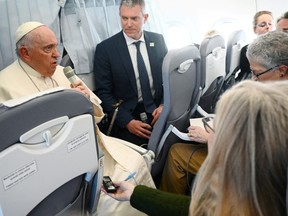 Le pape François tient une conférence de presse alors qu'il rentre au Vatican après son voyage apostolique en Hongrie, à bord de l'avion, le 30 avril 2023.