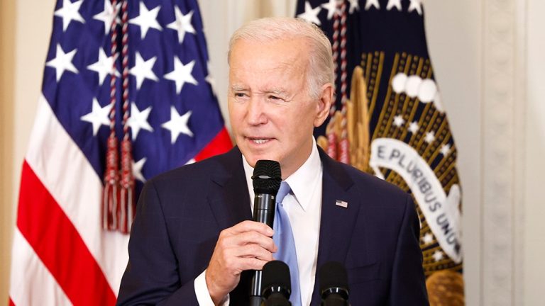 Le président Biden espère que les écrivains en grève obtiendront "l'accord équitable qu'ils méritent dès que possible"
	
	
